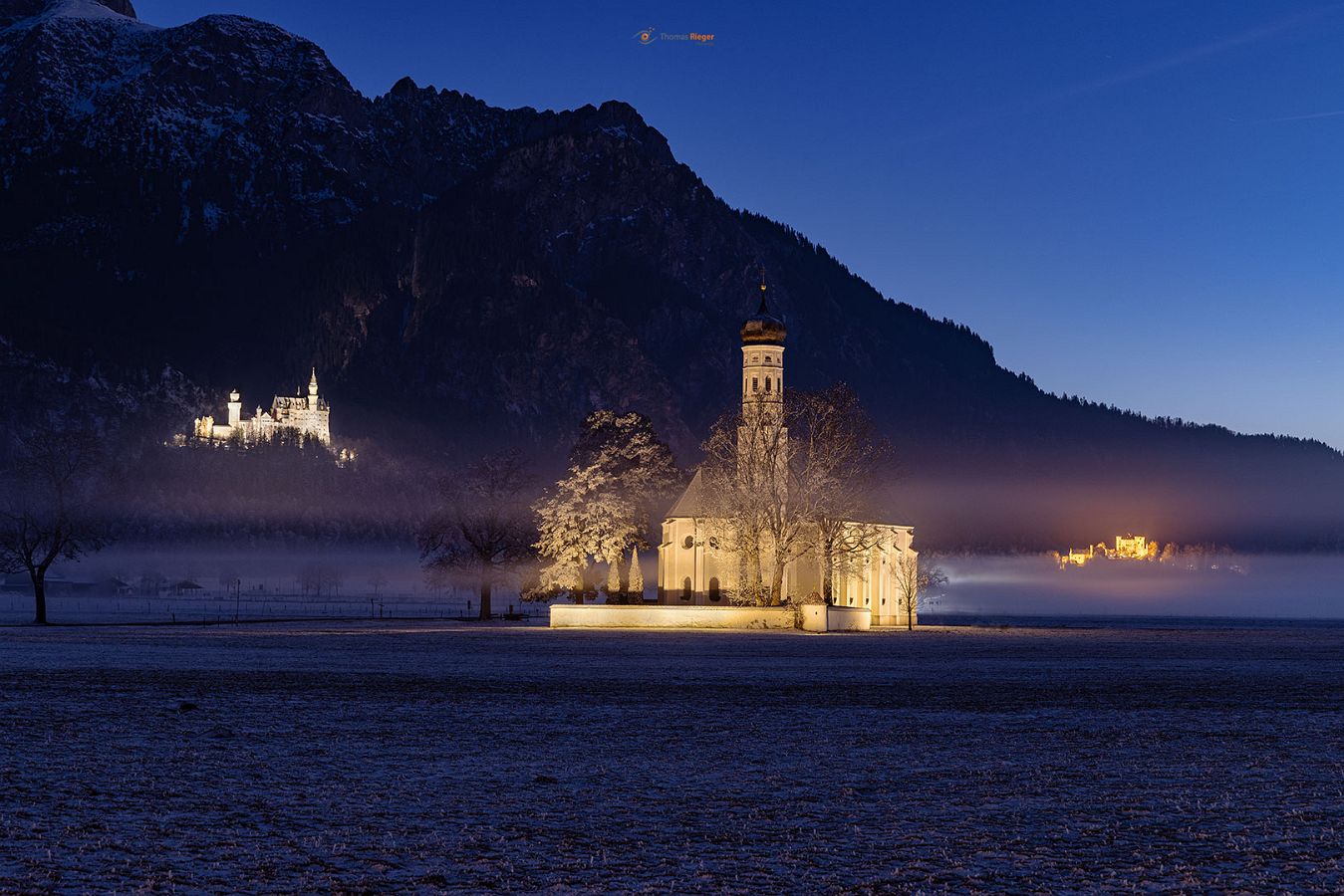 Sankt Coloman, Neuschwanstein, Hohenschwangau im Winterkleid zur blauen Stunde (433_R5_2380_DRI)
