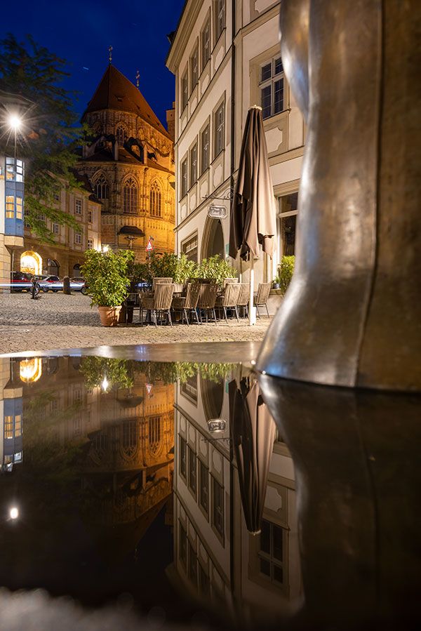 Avramidis-Skulptur mit Pfarrkirche unsere liebe Frau zur blauen Stunde in Bamberg (411_MG_8078) (die Spiegelung wurde mit unserem restlichen Trinkwasser erzeugt, die Idee hatte Reinhold L. )