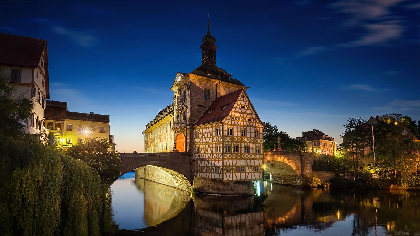 Rathaus Bamberg (73_MG_8866_5_Ai_2) und hier seht ihr was mit der neuen Ai von PS möglich ist, mit einem Mausklick die Spieglung eingebaut, und mit einem zweiten Klick das Bild...