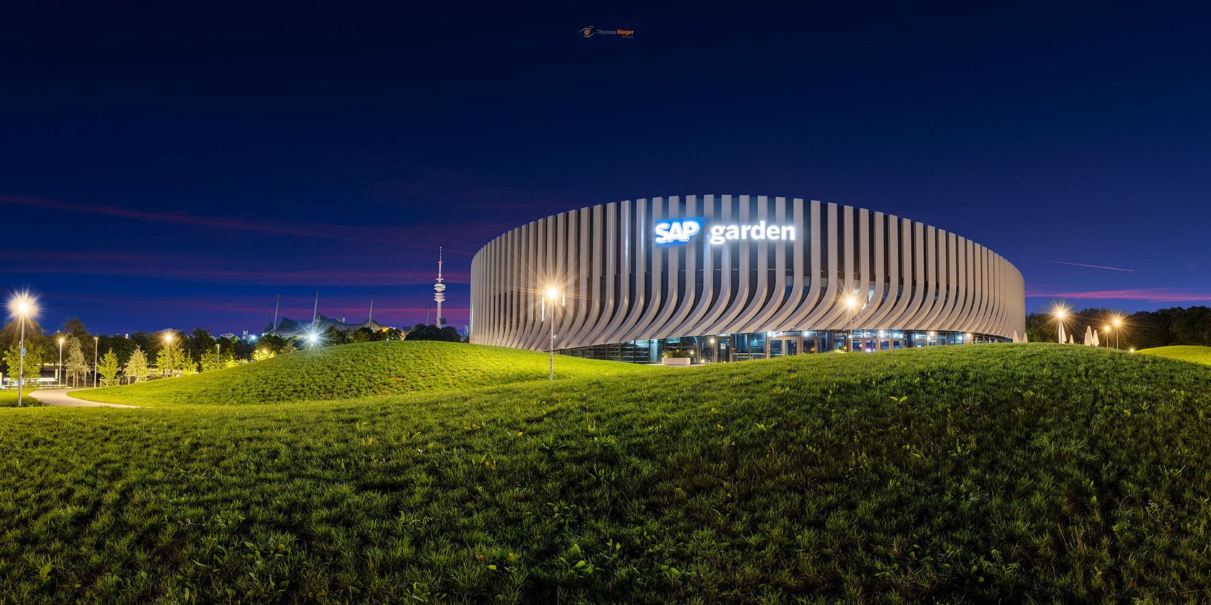 SAP Garden München in der blauen Stunde (427_R5_9466-HDR-Pano_2)