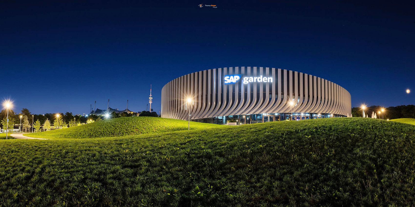 SAP Garden München in der blauen Stunde (427_R5_9466-HDR-Pano_web1080)