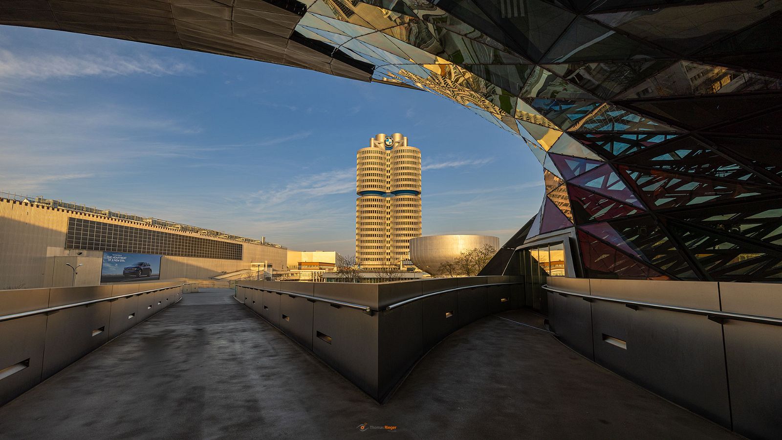 BMW Welt München mit dem BMW Museum im letzten Licht (436_R5_3346)