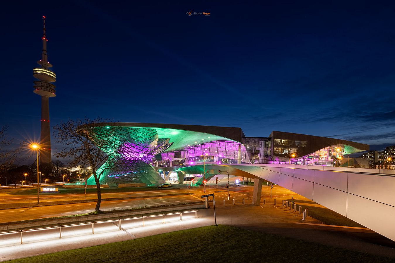 BMW Welt München mit dem BMW Museum in der blauen Stunde (436_R5_3425-HDR)