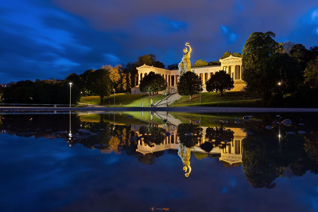Die Bavaria zur Blauen Stunde, an der Theresienwiese. Die Bavaria zur Blauen Stunde, an der Theresienwiese. (440_R5_5635_2)