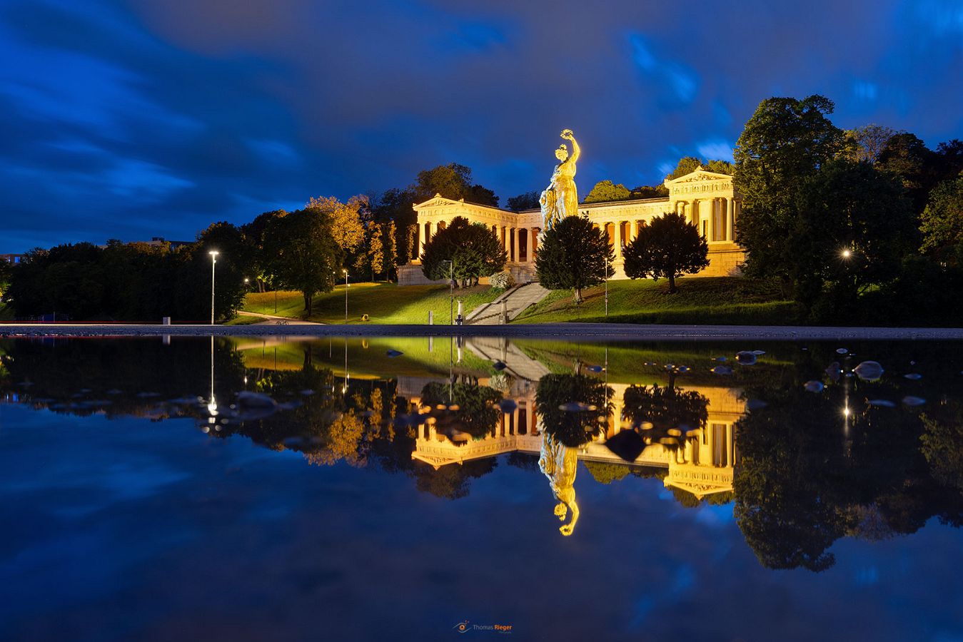 Die Bavaria zur Blauen Stunde, an der Theresienwiese. Die Bavaria zur Blauen Stunde, an der Theresienwiese. (440_R5_5639)