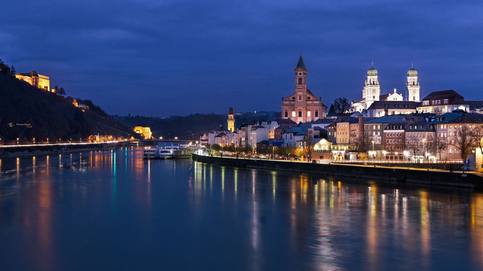 Passau am Donauufer Blick auf die Kirche St Paul und dem Dom zu Passau von der Donauseite (424_MG_6698_)