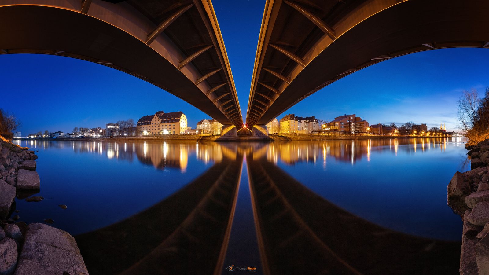 Unter der Nibelungenbrücke in Regensburg zur blauen Stunde (373_43A8904)