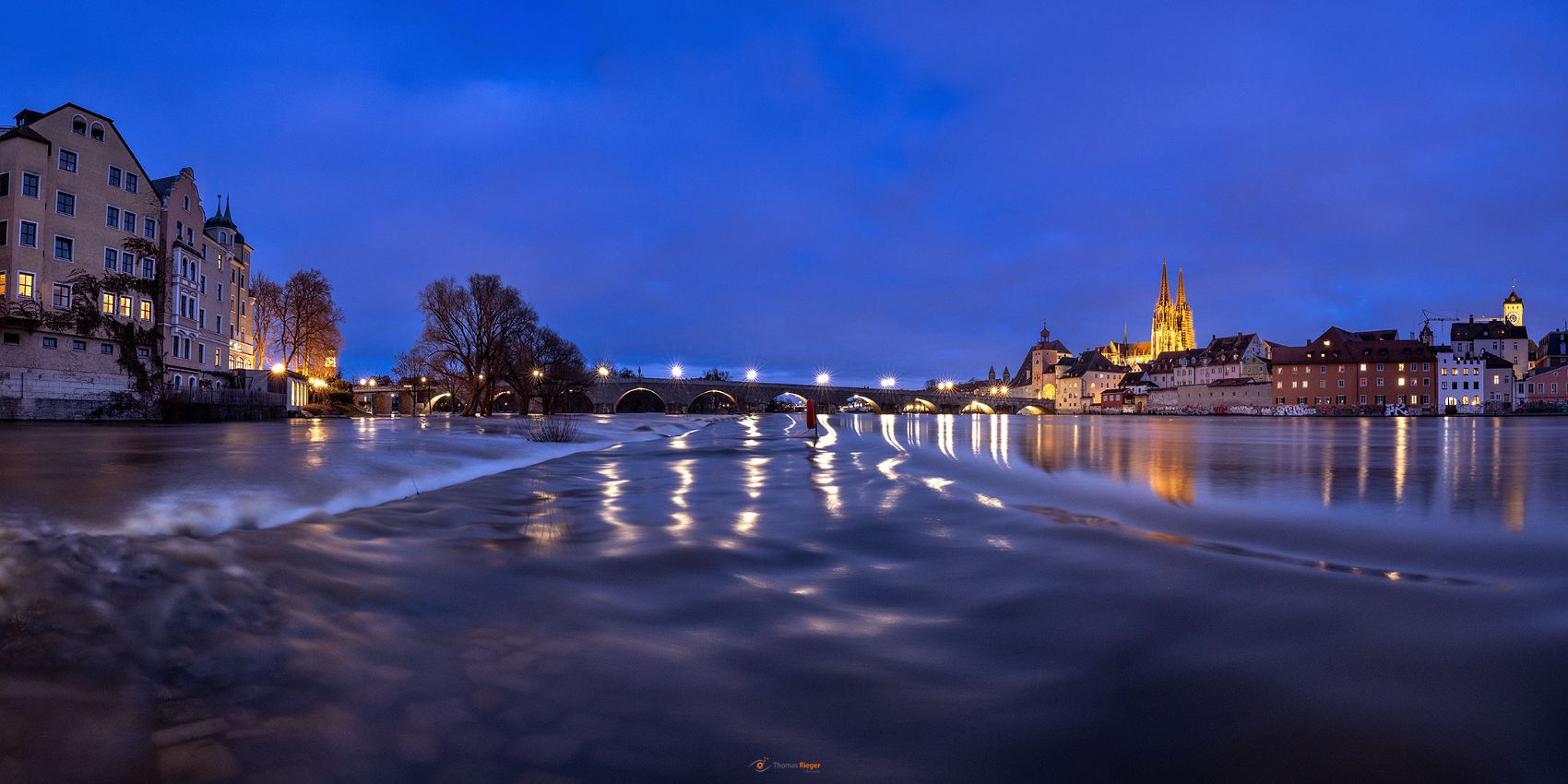 Regensburg Hochwasser an der steinernen Brücke