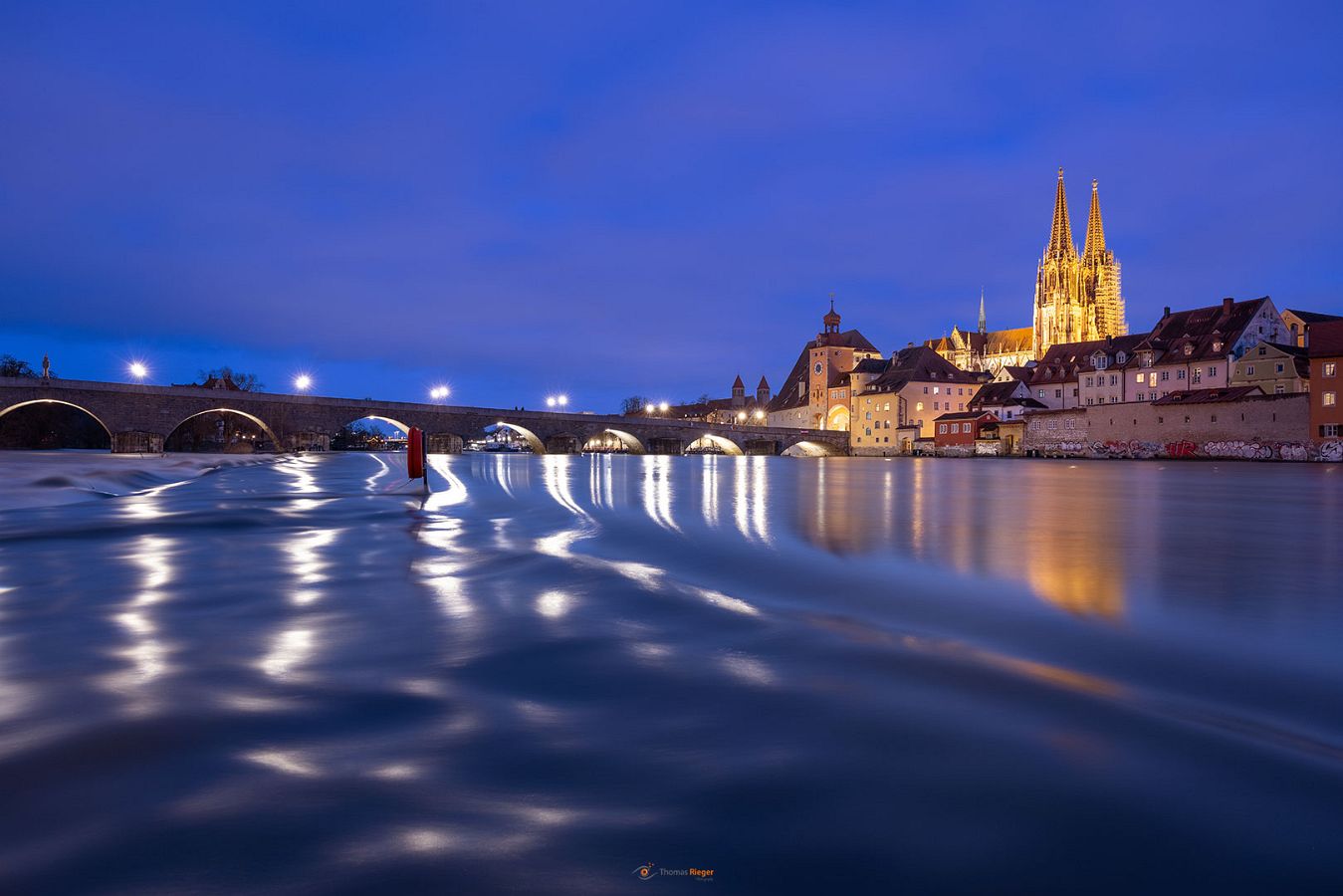 Regensburg Hochwasser an der steinernen Brücke