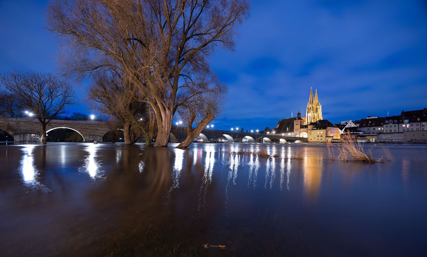 Regensburg Hochwasser an der steinernen Brücke
