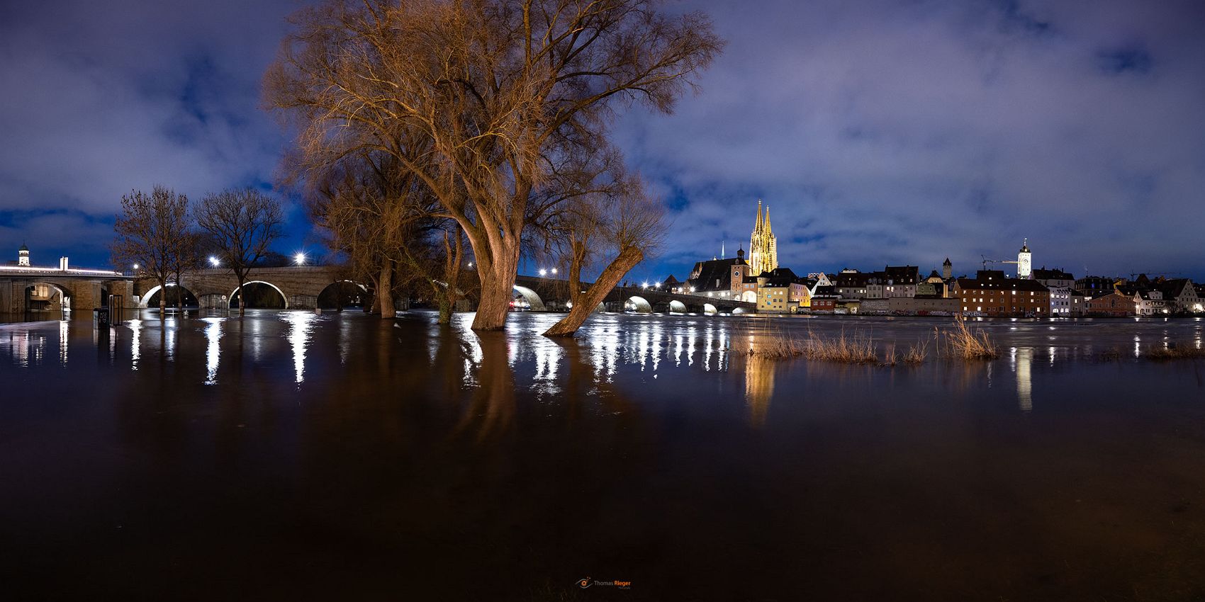 Regensburg Hochwasser an der steinernen Brücke