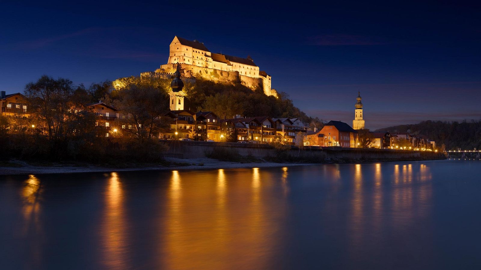 Burghausen zur blauen Stunde an der Salzach (415_MG_9988_DRI_2a)