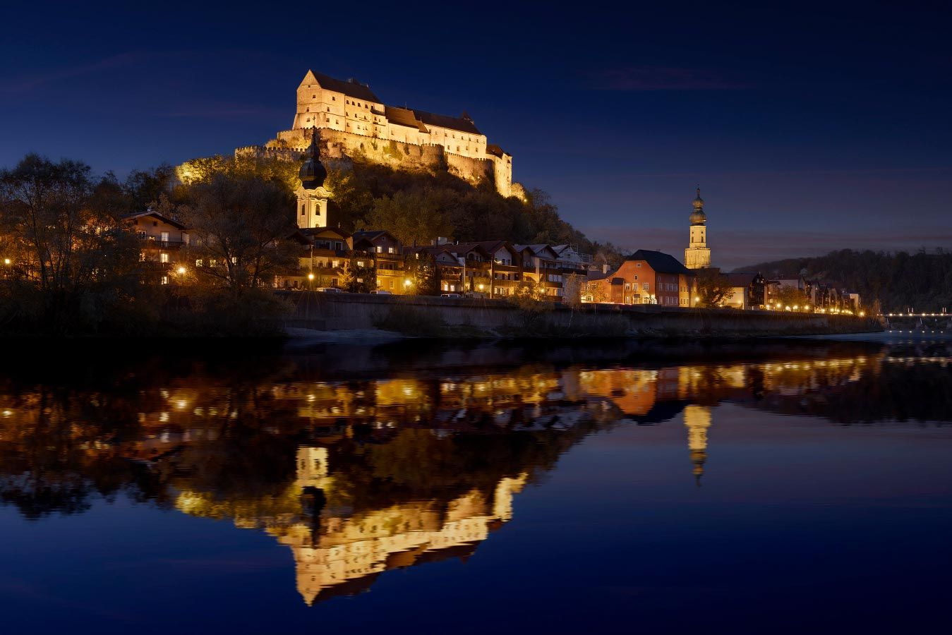 Burghausen zur blauen Stunde an der Salzach (415_MG_9988_DRI_Himmel+Spiegelung) (Himmel und Spiegelung wurden eingebaut)