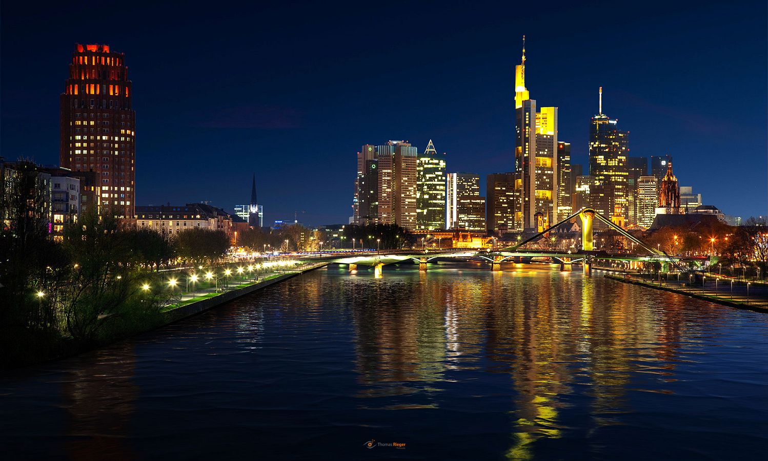 Frankfurt Skyline, Blick von der Deutschherrnbrücke zur blauen Stunde 146_MG_0073_8