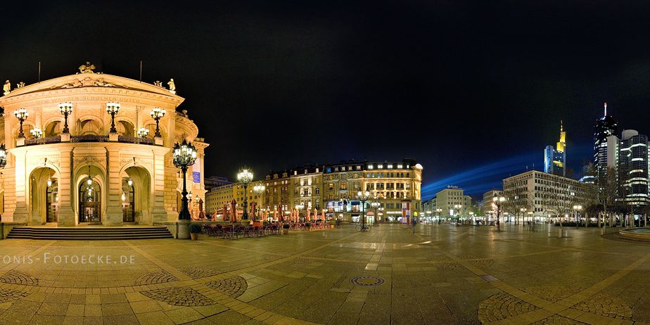 Opernplatz Frankfurt mit illuminierten Bankenviertel (146__MG_0096_2)