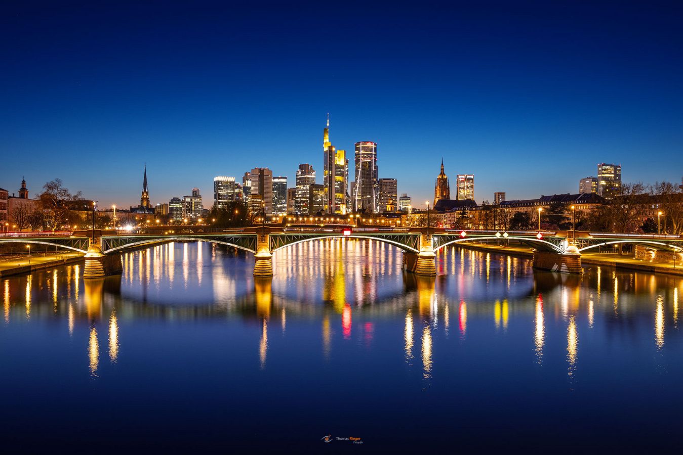 Frankfurt am Main, Blick von der Flößer Brücke zur blauen Stunde Frankfurt am Main, Blick von der Flößer Brücke zur blauen Stunde