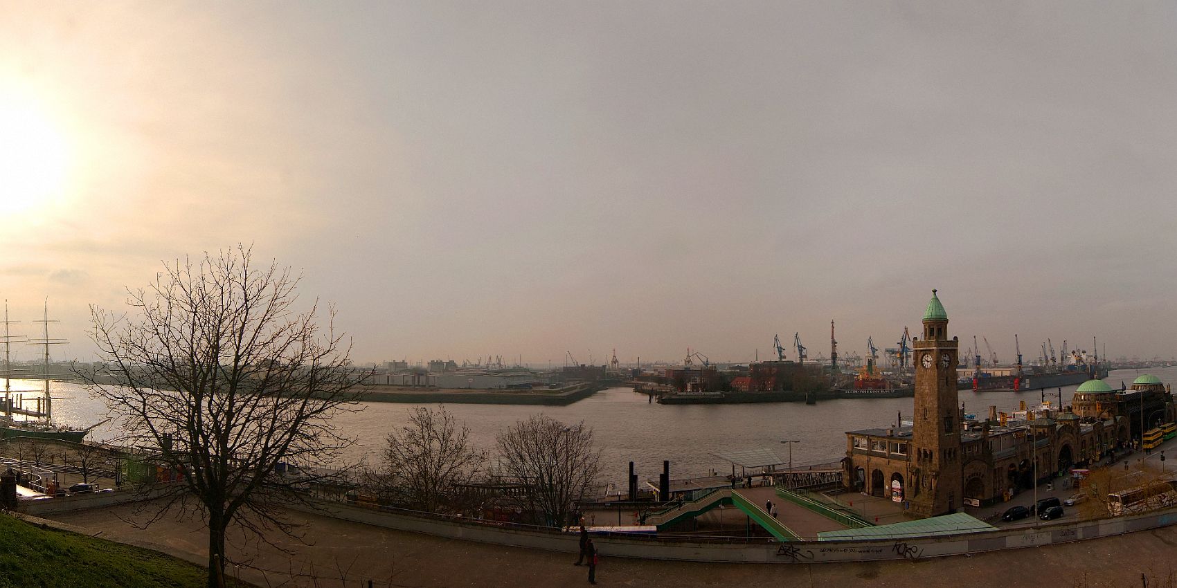 Landungsbrücken Hamburg (13_MG_2063 Panorama)