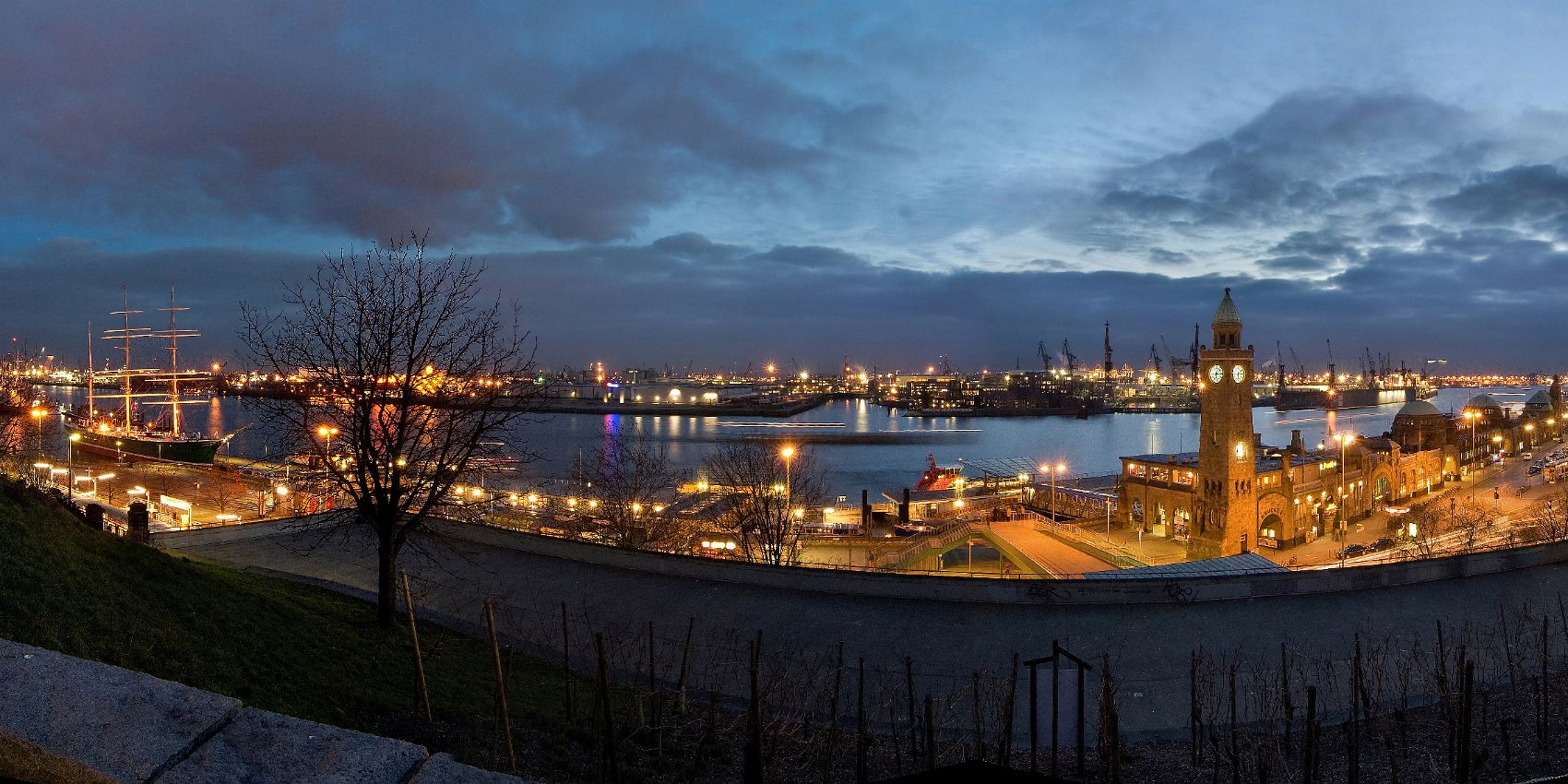 Landungsbrücken Hamburg (13_MG_3039 Panorama)