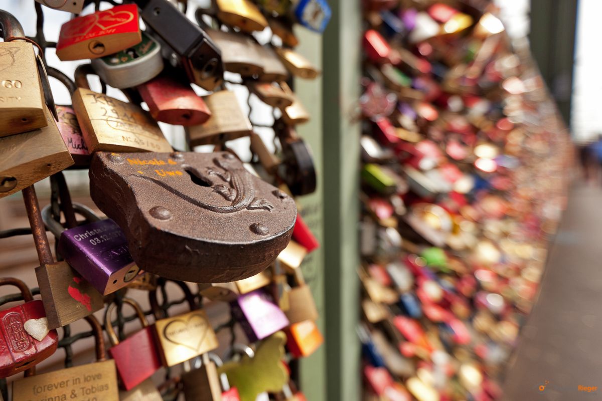 Vorhängeschlösser auf der Hohenzollernbrücke Vorhängeschlösser auf der Hohenzollernbrücke
