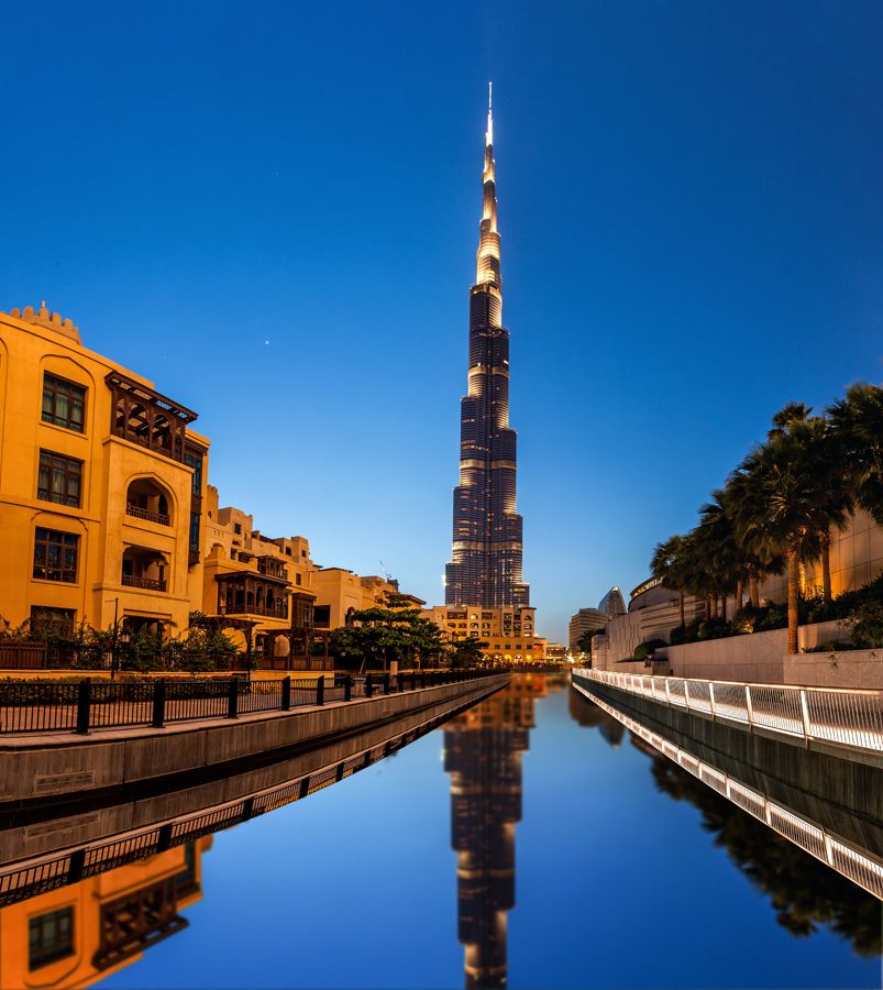 Burj Khalifa bei Nacht (Spiegelung wurde in PS eingefügt!)