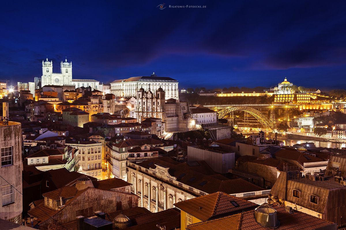 Porto Portugal - zur blauen Stunde Hier der Blick links auf die Kathedrale von Porto (port. Sé do Porto) ist die Hauptkirche der Stadt Porto; und auf das Nonnenkloster Mosteiro da Serra do Pilar...
