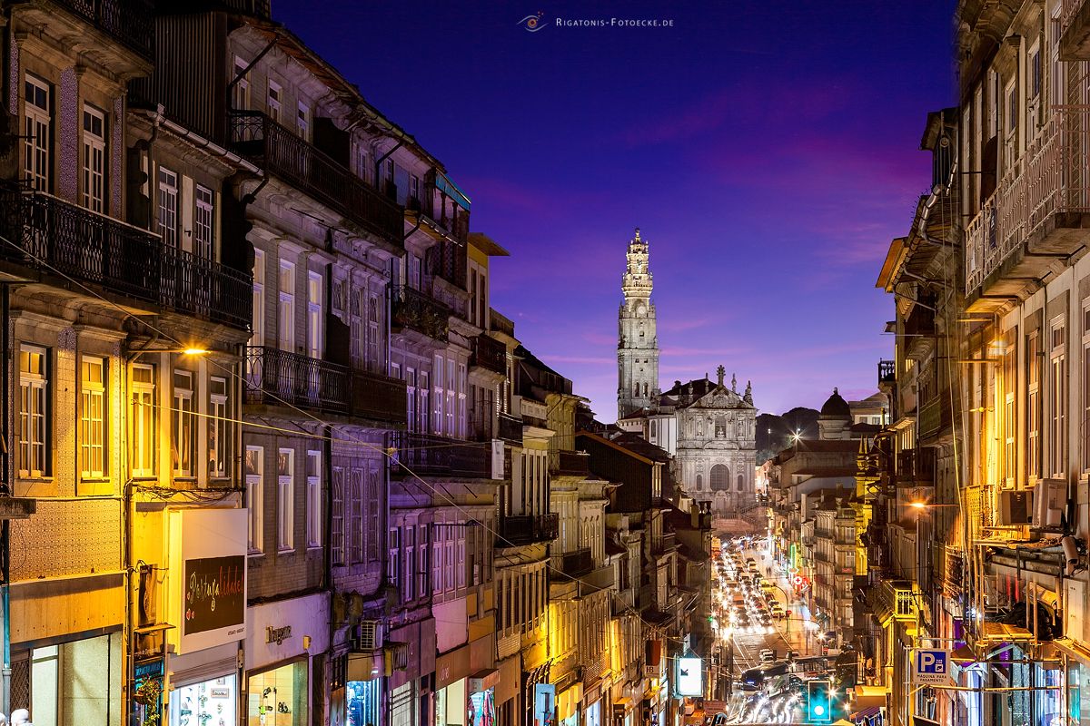 Porto Portugal - Clérigos-Kirche, die Kirche der Geistlichen (portugiesisch: Igreja dos Clérigos zur blauen Stunde Blick auf die Igreja dos Clérigos inmitten der Straßen Porto´s (330_IMG_5406_3)