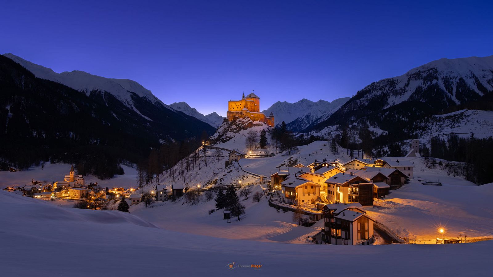 Schloss Tarasp blaue Stunde im WInter Schloss Tarasp liegt auf einem kegelförmigen Felshügel im Südwesten der Gemeinde Scuol im schweizerischen Kanton Graubünden (420_MG_1579_4)