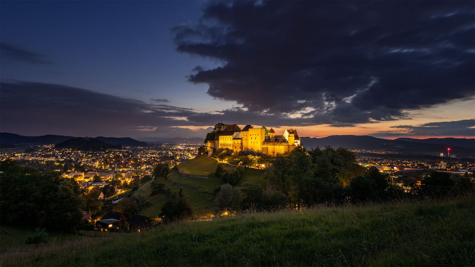 Zeitraffer Schloss Lenzburg, Schweizer Kanton Aargau zum Sonnenuntergang (421_43A3146)
