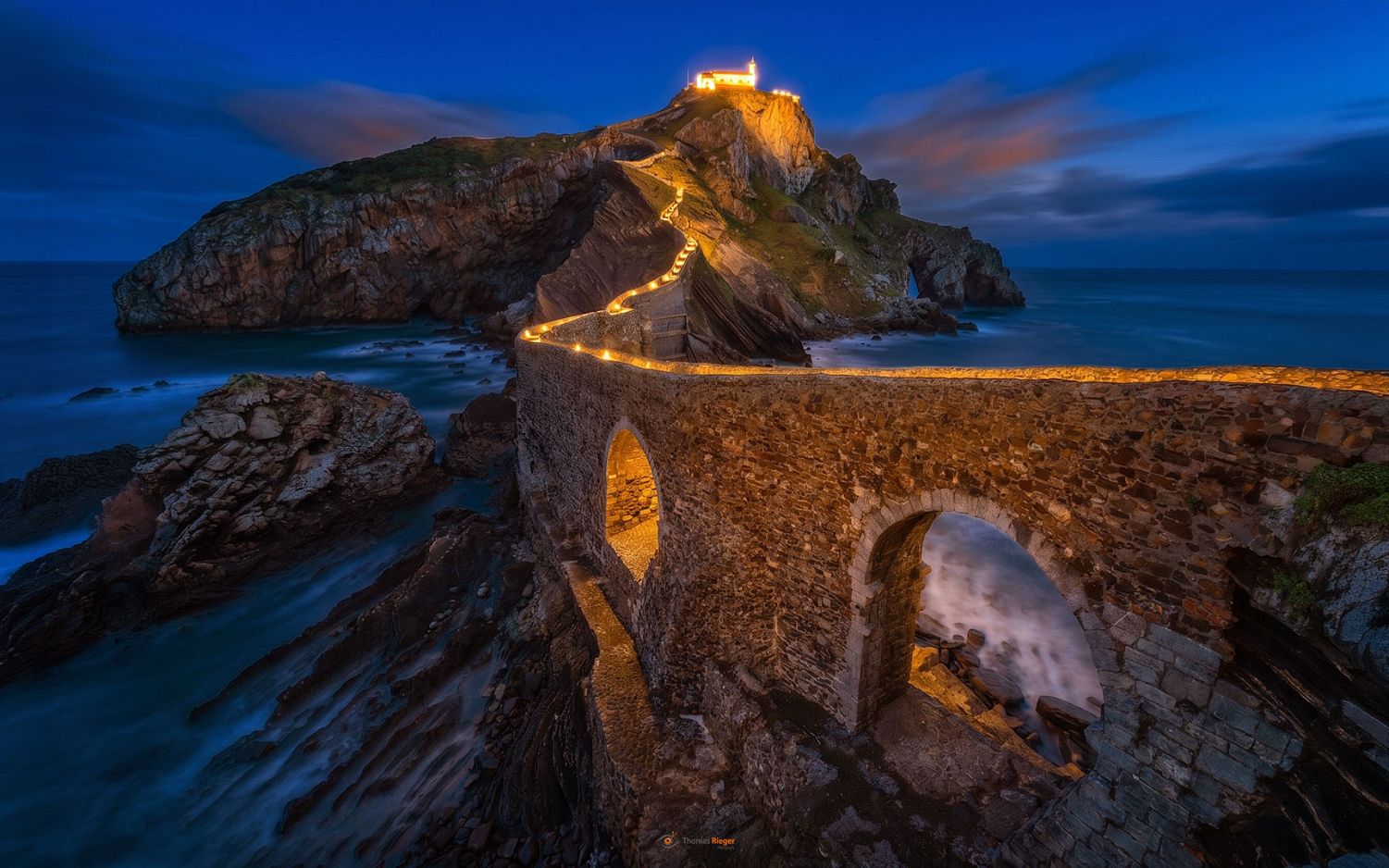 San Juan De Gaztelugatxe in Spanien nördlich von Bilbao (teileise Ai generiert!) (355_MG_5179_4_Gemini_Generated_Image_2)