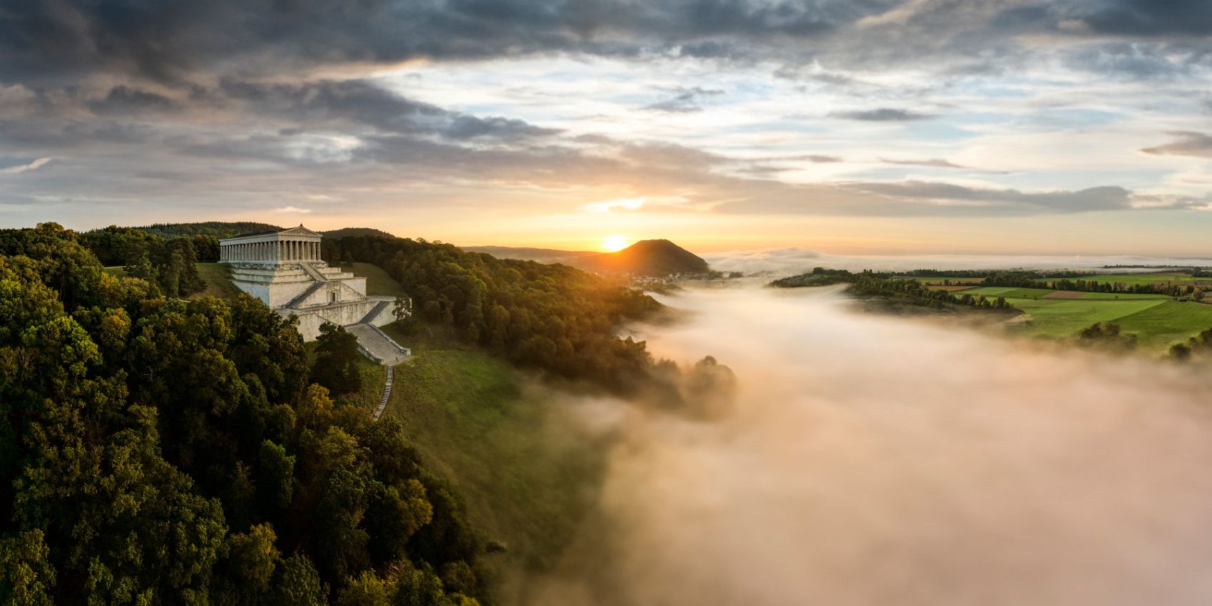 15_DJI_0295-Bearbeitet_2_900h Walhalla bei Sonnenaufgang, hier wurde mittels Ki der Nebel und HImmel eingefügt (15_DJI_0295-Bearbeitet_2)