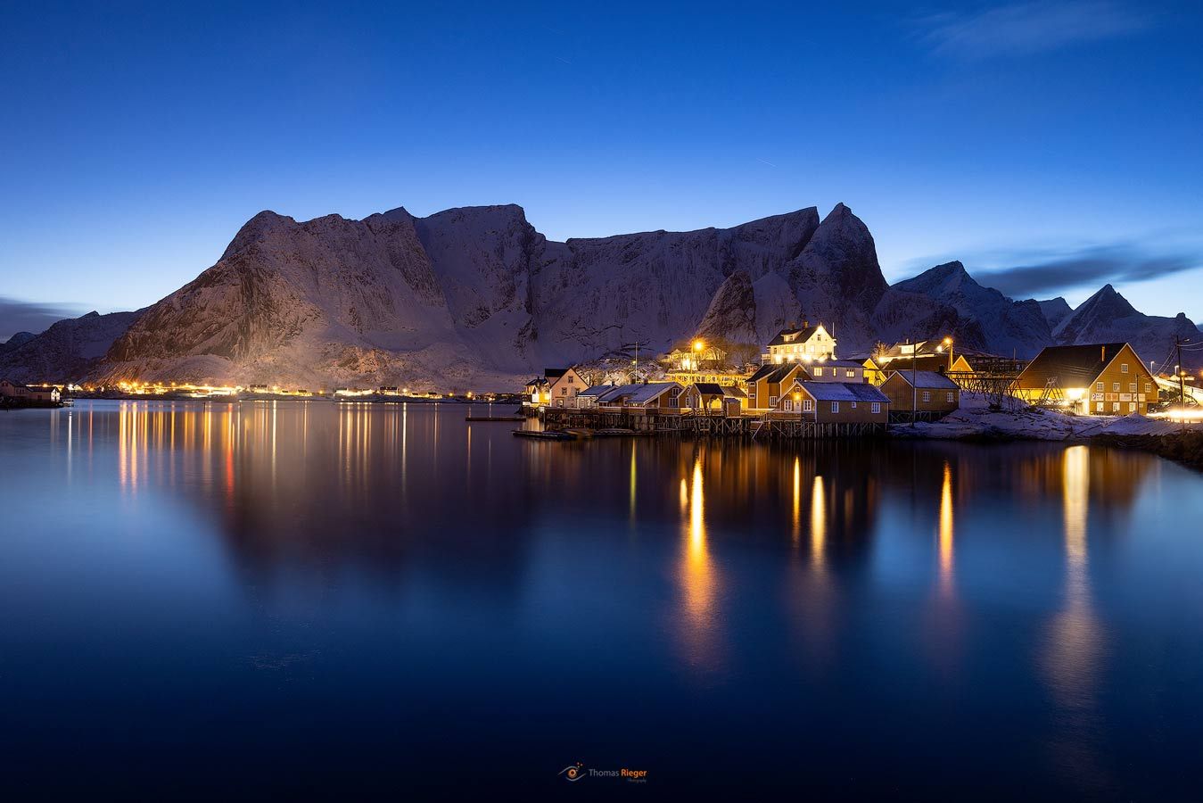 Blick von Olenilsøy auf Sakrisøy mit dem Reinebringen dahinter (108_MG_2010)