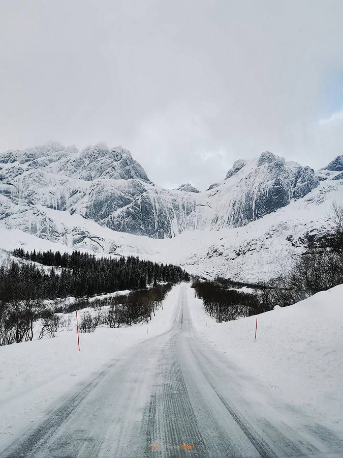 Blick auf das Stjerntinden Massiv bei Nusfjord