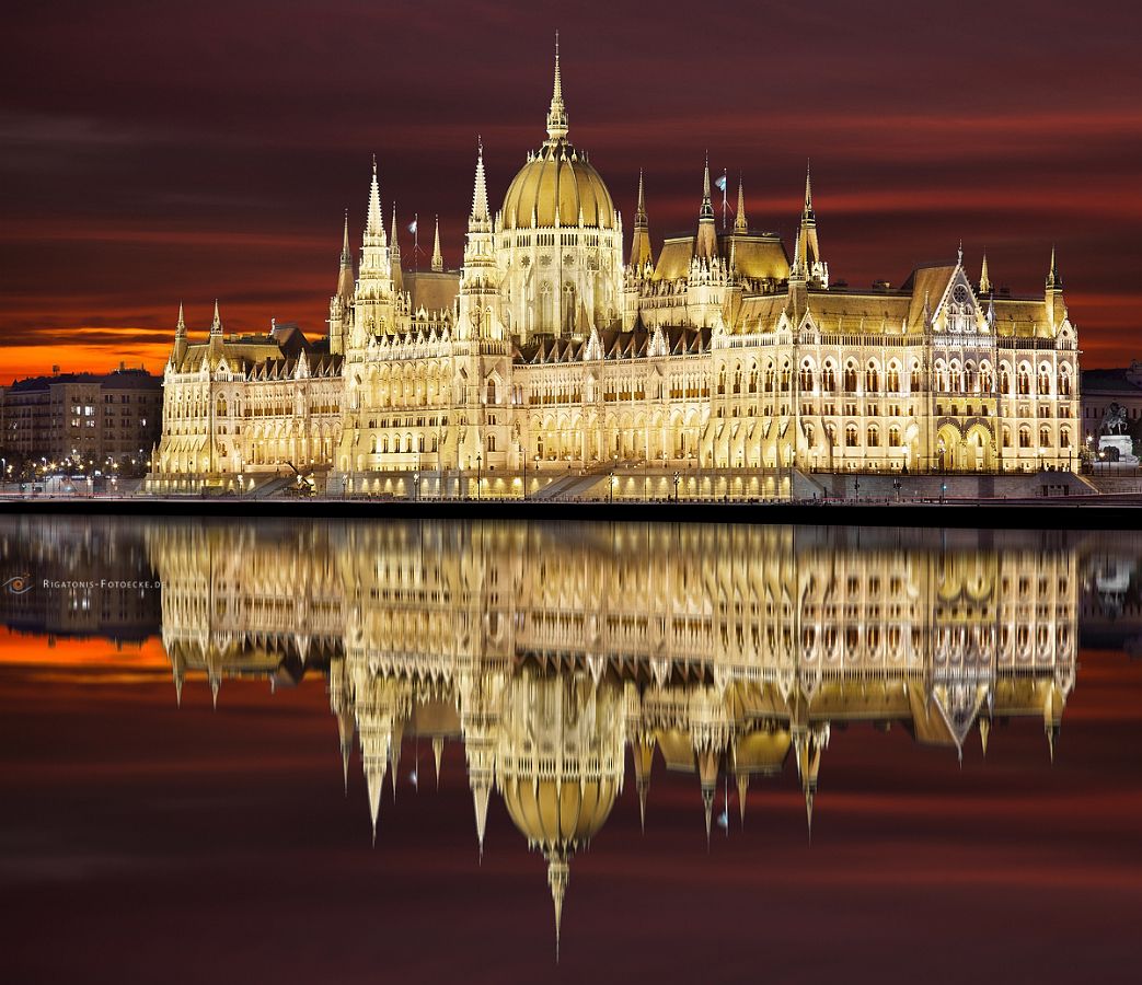 das Ungarische Parlamentsgebäude in Budapest (340_IMG_0218) (Spiegelung und Himmel wurde in PS eingefügt!)