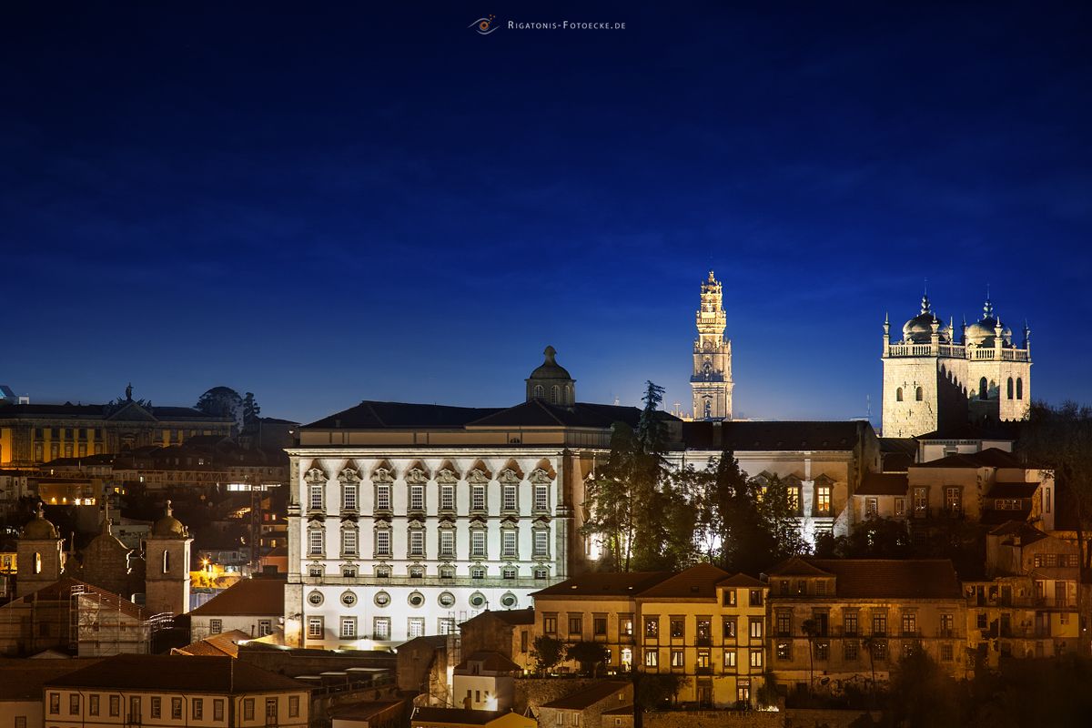 Porto Portugal - zur blauen Stunde hier der Blick vom Südufer des Douro auf den Turm der Igreja dos Clérigos und die Türme der Kathedrale von Porto (Sé do Porto) (330_IMG_4997_3)