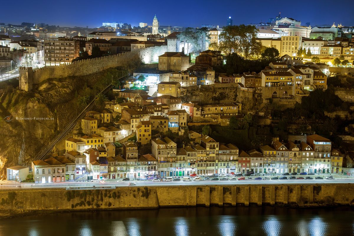 Porto Portugal - zur blauen Stunde Blick auf das Nordufer des Douro
