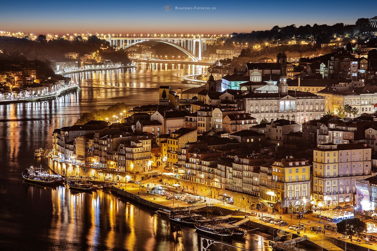 Porto Portugal - zur blauen Stunde Der Blick in Porto auf das Nordufer des Douro, der drittlängste Fluss der iberischen Halbinsel. Er entspringt in der spanischen Provinz Soria, durchfließt...