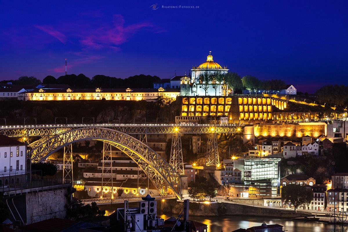 Porto Portugal - zur blauen Stunde hier der Blick auf das Nonnenkloster Mosteiro da Serra do Pilar und auch wieder die Ponte Dom Luís I die sich mit 385,25meter über den Douro spannt!