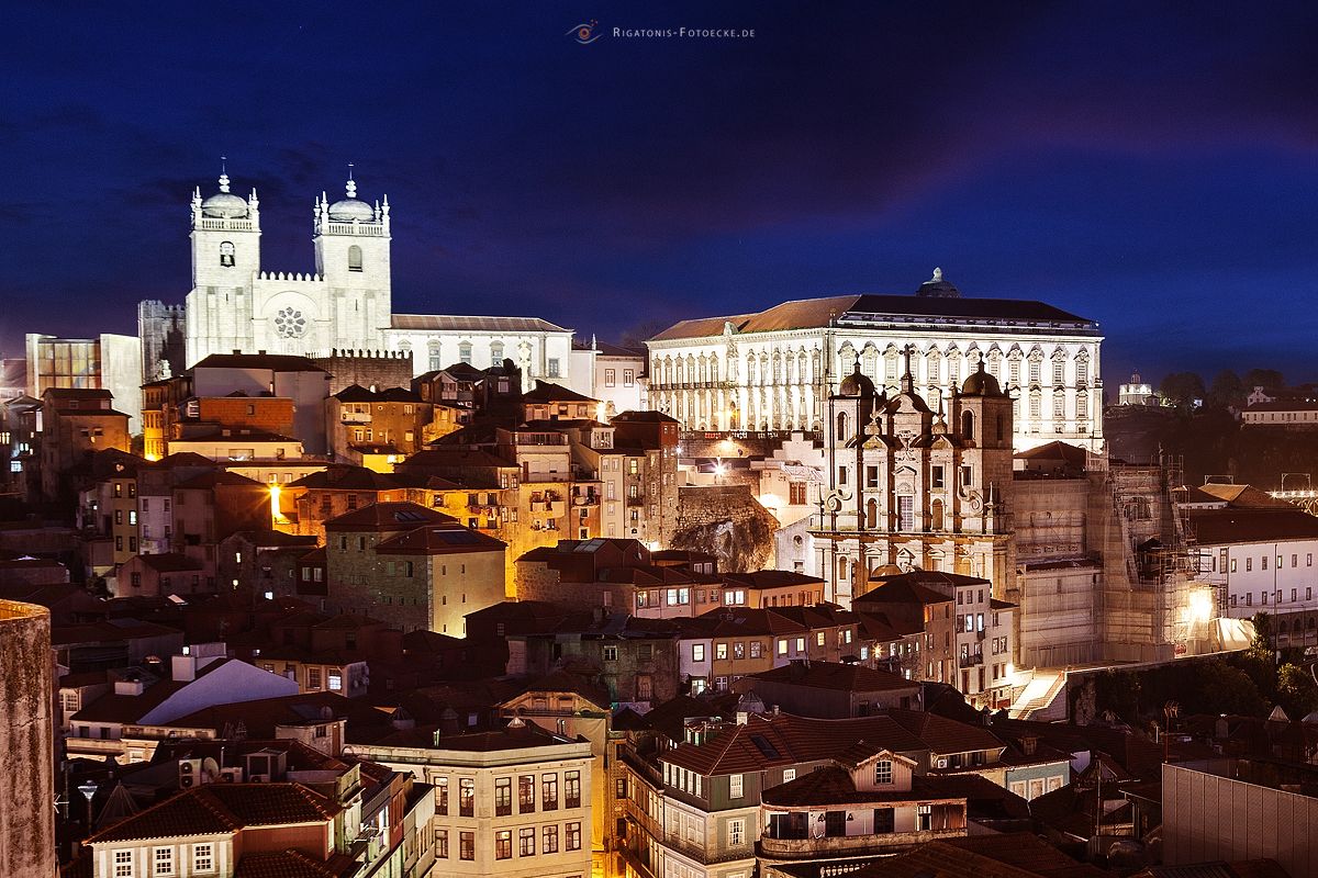 Porto Portugal - zur blauen Stunde Hier der Blick auf die Kathedrale von Porto (port. Sé do Porto) ist die Hauptkirche der Stadt Porto und die Bischofskirche des Bistums Porto in Portugal. Sie...