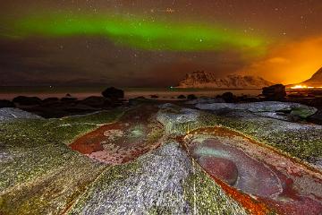 Aurora Borealis, Nordlicher in Norwegen am Utakleiv beach in den Drachenaugen