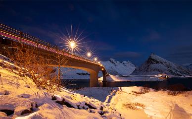 blaue Stunde an den Brücken zu Fredvang in Norwegen