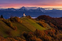Slowenien, Jamnik, Kirche St Primus im Sonnenaufgang
