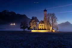 Sankt Coloman mit Neuschwanstein im Winter zur blauen Stunde