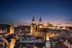 Prag, Blick vom Pulverturm zur Teynkirche und Berg Hradschin