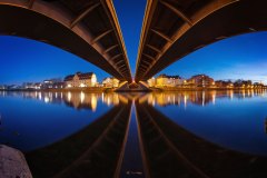 Unter der Nibelungenbrücke in Regensburg zur blauen Stunde