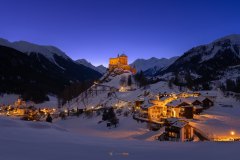 Schloss Tarasp blaue Stunde im Winter