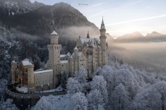 Schloss Neuschwanstein zum Sonnenuntergang im Winterkleid