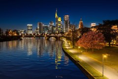 Frankfurt am Main, Blick von der Ignaz-Bubis-Brücke zur blauen Stunde