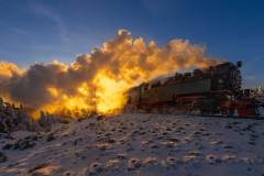 die Brockenbahn im Gegenlicht
