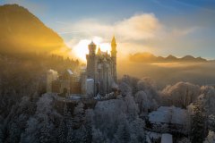 Schloss Neuschwanstein zum Sonnenuntergang im Winterkleid