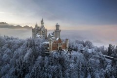 Schloss Neuschwanstein zum Sonnenuntergang im Winterkleid